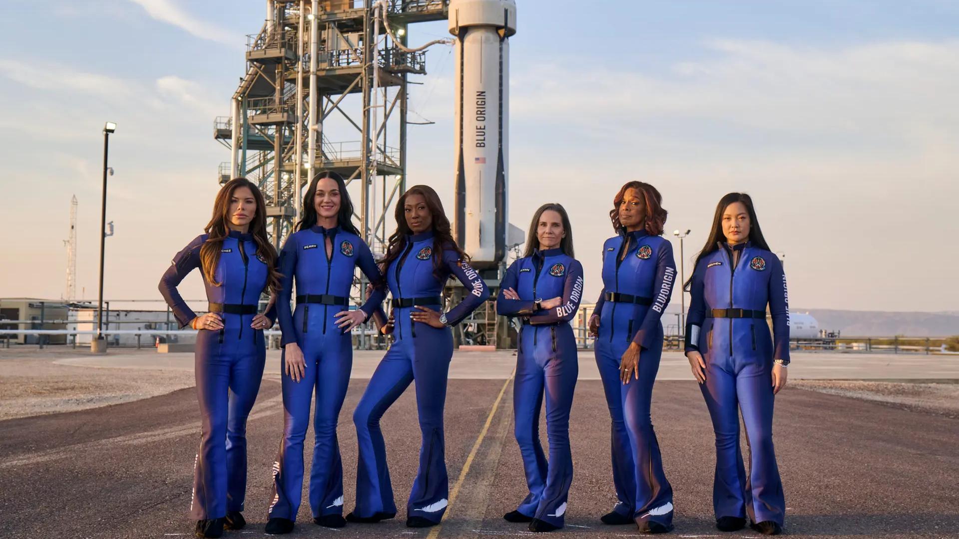 Popstar Katy Perry, die Partnerin des Multimilliardärs Jeff Bezos, zwei Wissenschaftlerinnen und zwei weitere Frauen posieren vor einer Rakete der Raumfahrtfirma Blue Origin Popstar Katy Perry, die Partnerin des Multimilliardärs Jeff Bezos, zwei Wissenschaftlerinnen und zwei weitere Frauen posieren vor einer Rakete der Raumfahrtfirma Blue Origin