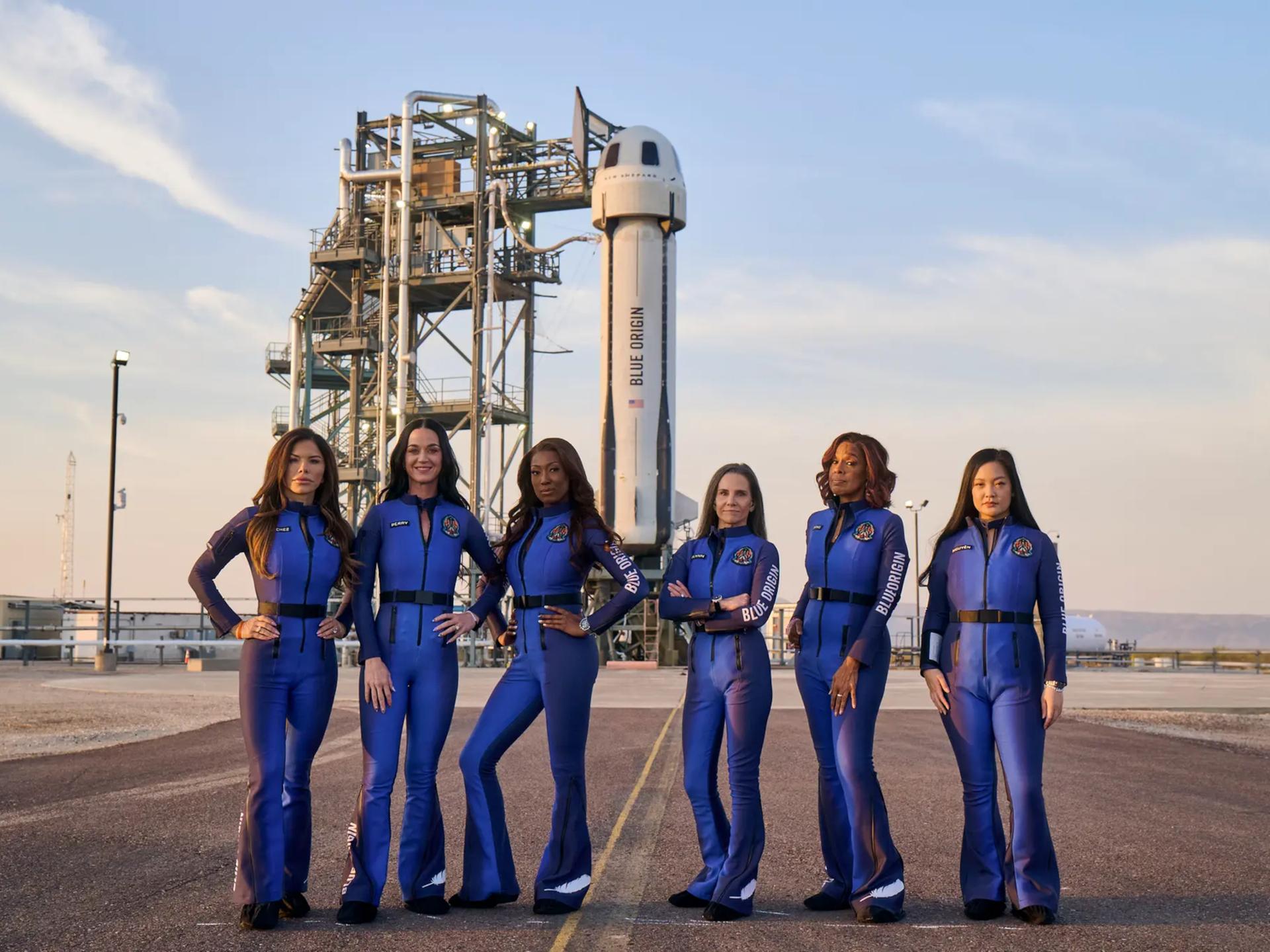 Popstar Katy Perry, die Partnerin des Multimilliardärs Jeff Bezos, zwei Wissenschaftlerinnen und zwei weitere Frauen posieren vor einer Rakete der Raumfahrtfirma Blue Origin