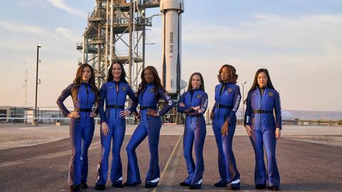 Popstar Katy Perry, die Partnerin des Multimilliardärs Jeff Bezos, zwei Wissenschaftlerinnen und zwei weitere Frauen posieren vor einer Rakete der Raumfahrtfirma Blue Origin