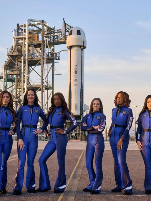Popstar Katy Perry, die Partnerin des Multimilliardärs Jeff Bezos, zwei Wissenschaftlerinnen und zwei weitere Frauen posieren vor einer Rakete der Raumfahrtfirma Blue Origin