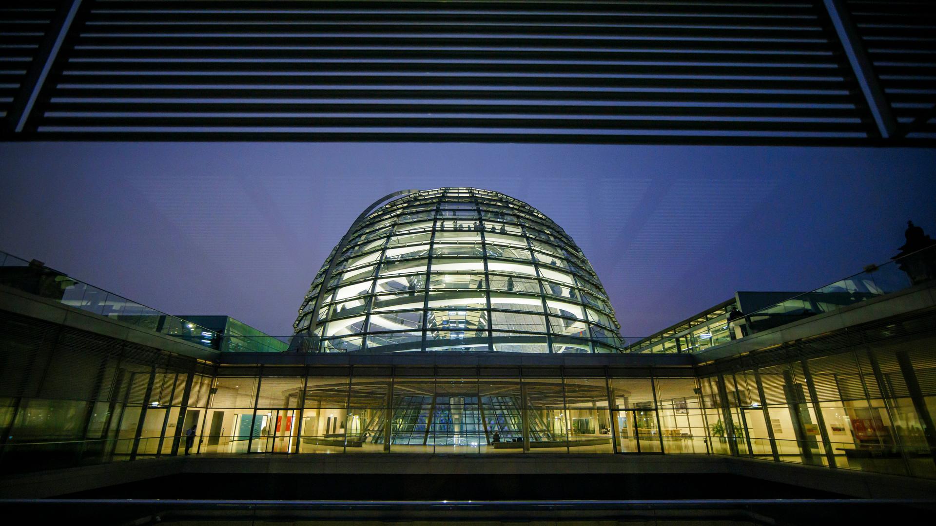 Blick in hell erleuchtete Kuppel auf dem Reichstagsgebäude des Deutschen Bundestages. Berlin, 10.12.2024.