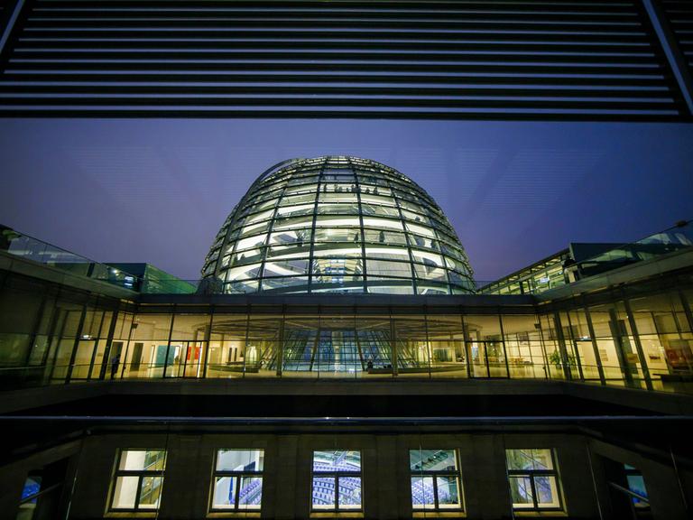 Blick in hell erleuchtete Kuppel auf dem Reichstagsgebäude des Deutschen Bundestages. Berlin, 10.12.2024.