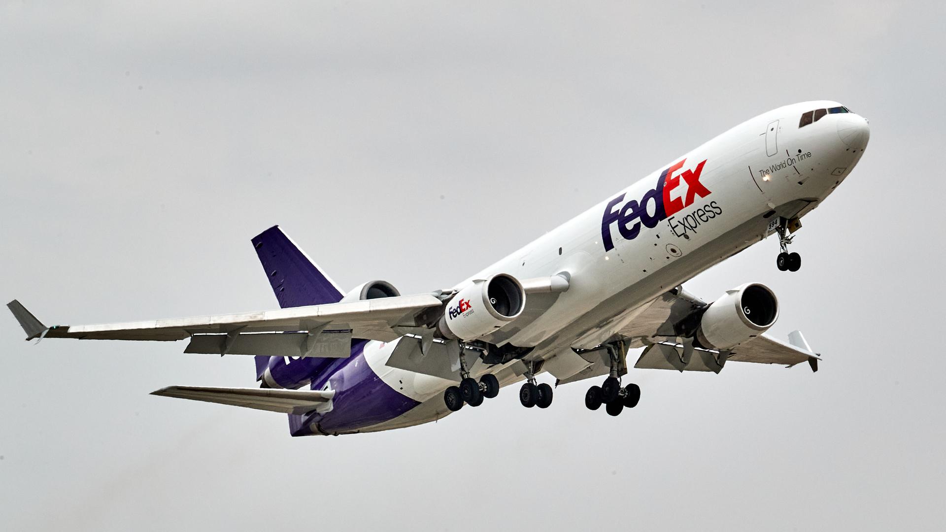 Blick von schräg unten auf die weiße Maschine mit dem Aufduck des Firmenlogos. Sie neigt sich einem bewkölten Himmel zu. Blick von schräg unten auf die weiße Maschine mit dem Aufduck des Firmenlogos. Sie neigt sich einem bewkölten Himmel zu.