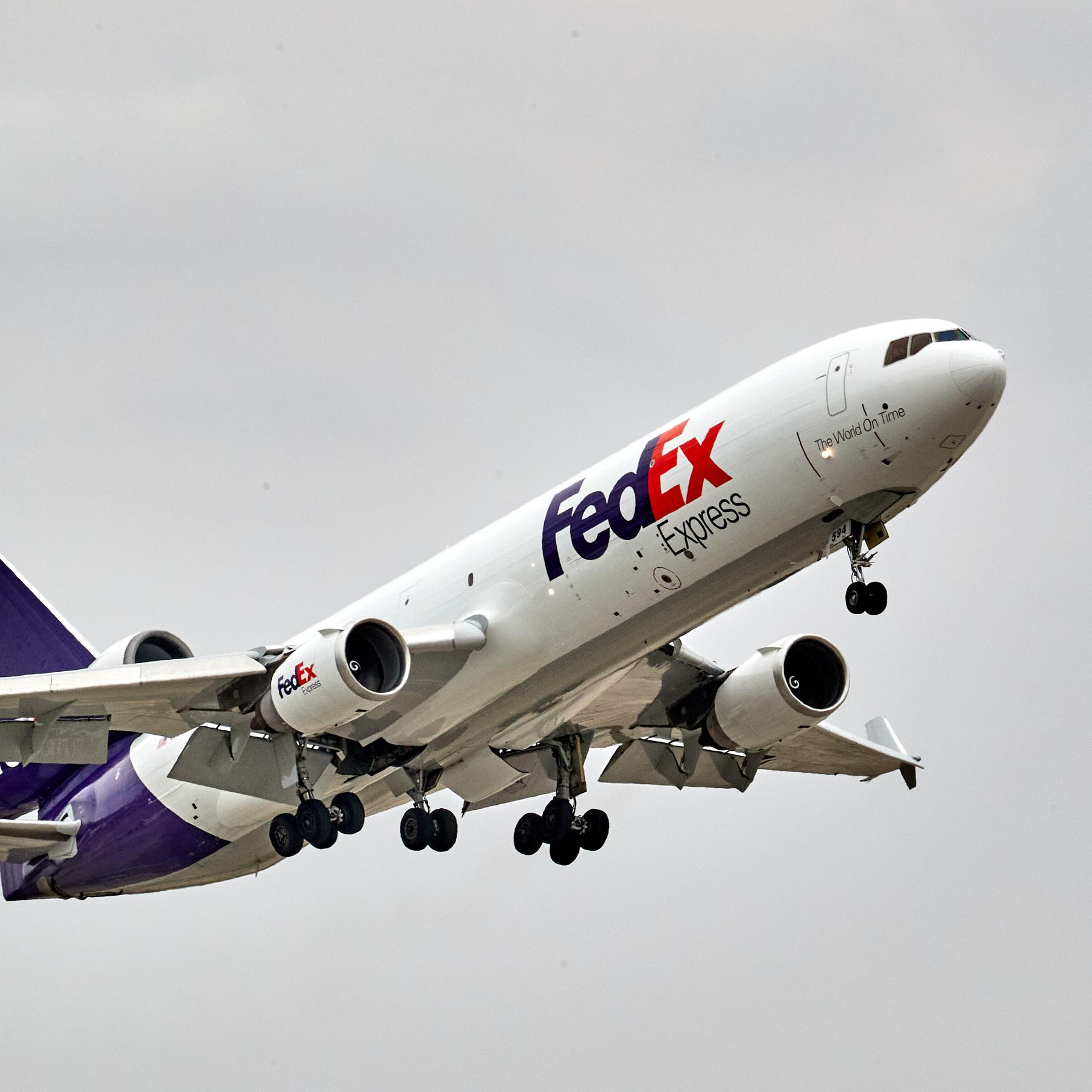 Blick von schräg unten auf die weiße Maschine mit dem Aufduck des Firmenlogos. Sie neigt sich einem bewkölten Himmel zu.