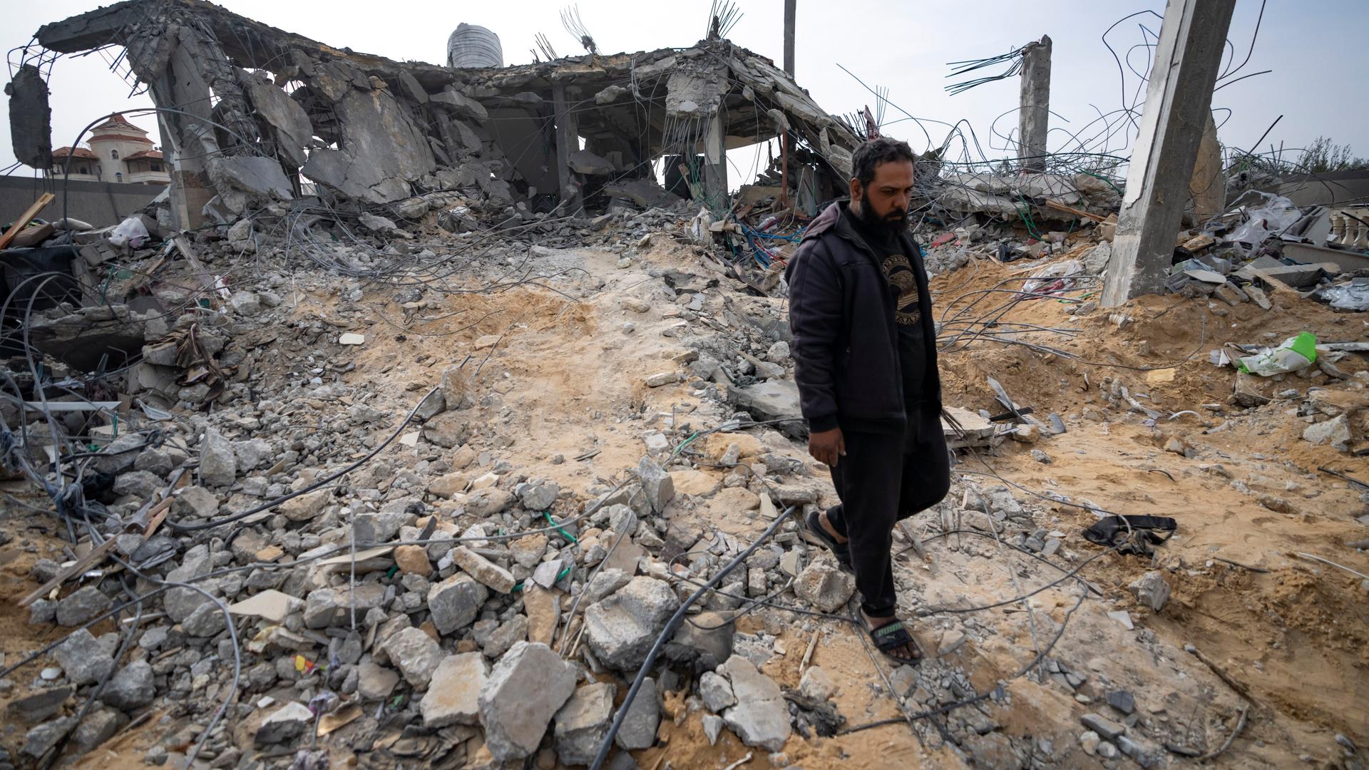 Ein Palästinenser schaut sich ein zerstörtes Haus nach einem israelischen Angriff an.