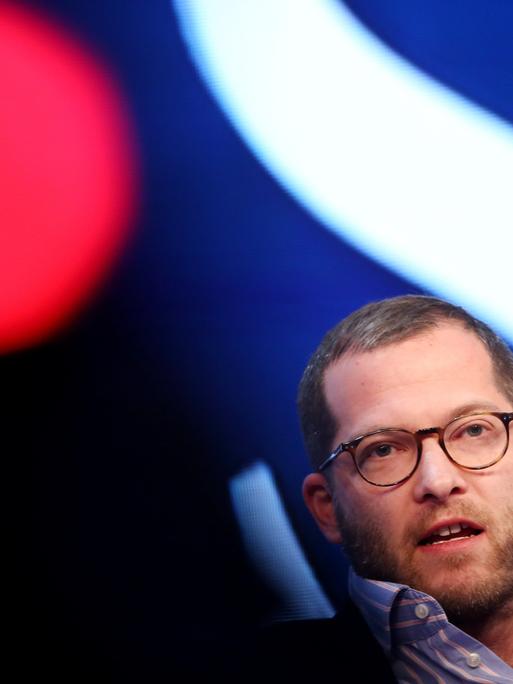 Julian Reichelt, im Vordergrund eine runde rote Fläche.
