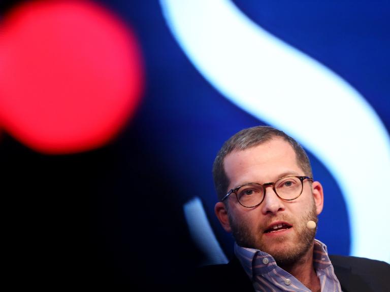 Julian Reichelt, im Vordergrund eine runde rote Fläche.