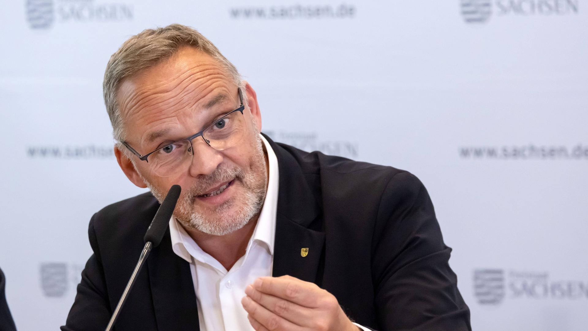 Der Landrat des Landkreis Mittelsachsen Dirk Neubauer Parteilos spricht bei einer Pressekonferenz in Freiberg am 19.09.2023.