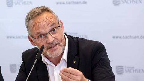 Der Landrat des Landkreis Mittelsachsen Dirk Neubauer Parteilos spricht bei einer Pressekonferenz in Freiberg am 19.09.2023.