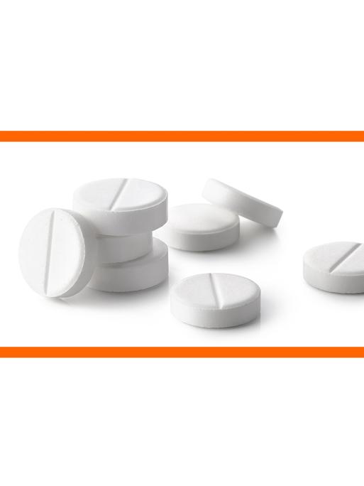 Schwarz-weißes Bild von Paracetamol Pillen vor weißem Hintergrund im mittleren Drittel des Bildes. Die beiden weißen Bilddrittel oben und unten sind mit orangenen Streifen abgetrennt.