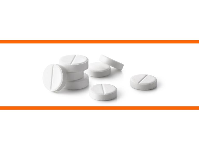 Schwarz-weißes Bild von Paracetamol Pillen vor weißem Hintergrund im mittleren Drittel des Bildes. Die beiden weißen Bilddrittel oben und unten sind mit orangenen Streifen abgetrennt.