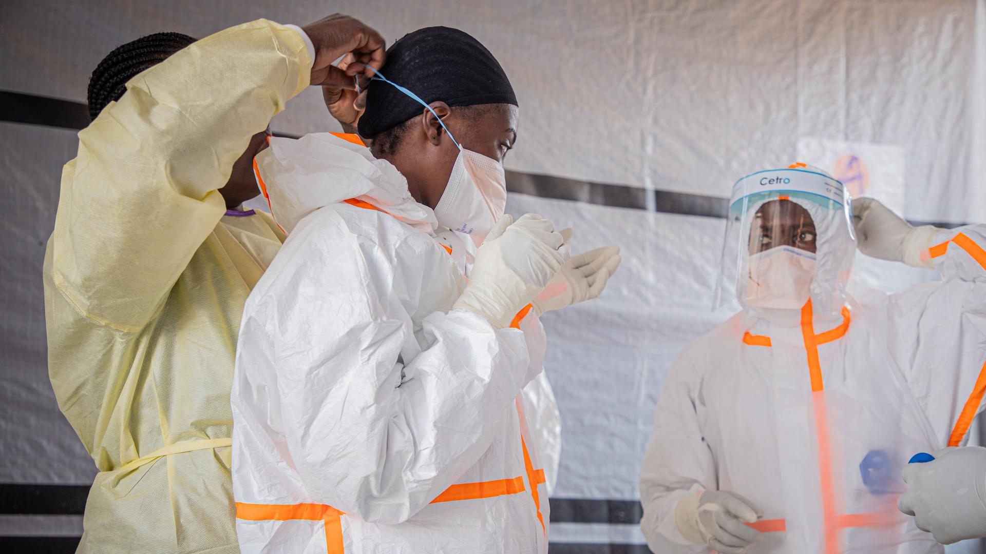 Medizinisches Personal zieht in einem Ebola-Behandlungszentrum in Bunia, der Hauptstadt der Provinz Ituri in der Demokratischen Republik Kongo, Schutzanzüge an. Medizinisches Personal zieht in einem Ebola-Behandlungszentrum in Bunia, der Hauptstadt der Provinz Ituri in der Demokratischen Republik Kongo, Schutzanzüge an.