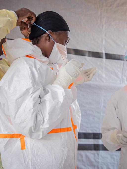 Medizinisches Personal zieht in einem Ebola-Behandlungszentrum in Bunia, der Hauptstadt der Provinz Ituri in der Demokratischen Republik Kongo, Schutzanzüge an. 