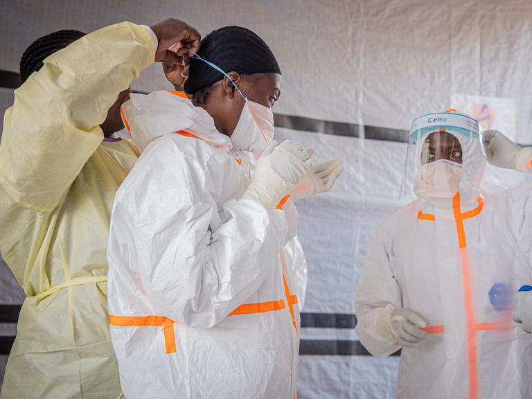 Medizinisches Personal zieht in einem Ebola-Behandlungszentrum in Bunia, der Hauptstadt der Provinz Ituri in der Demokratischen Republik Kongo, Schutzanzüge an. 