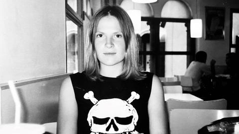 Schwarz-Weiß-Porträt der 18-jährigen Elisabeth Hager mit einem schwarzen Shirt mit weißem Totenkopf in einem Café in Innsbruck. Im Jahr 1999/2000.