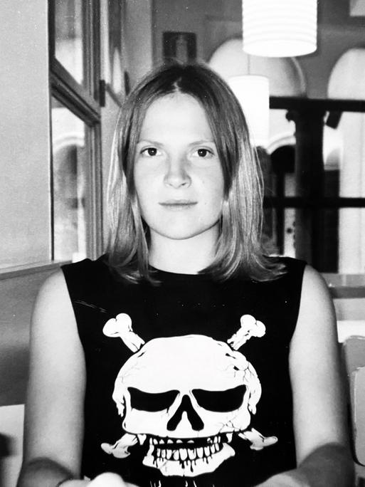 Schwarz-Weiß-Porträt der 18-jährigen Elisabeth Hager mit einem schwarzen Shirt mit weißem Totenkopf in einem Café in Innsbruck. Im Jahr 1999/2000.