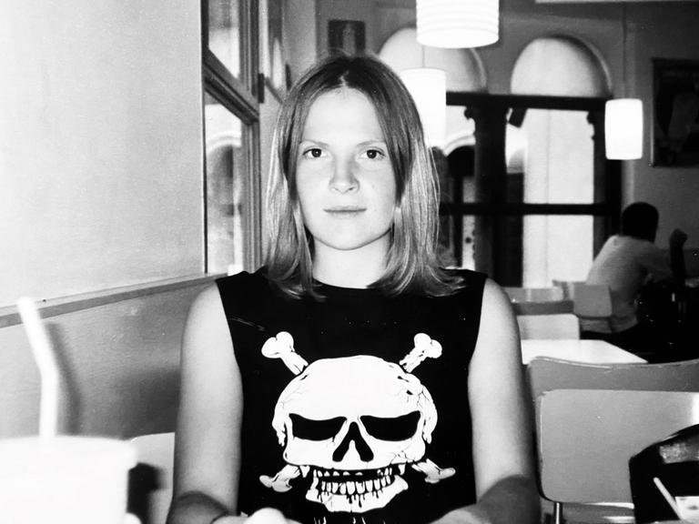 Schwarz-Weiß-Porträt der 18-jährigen Elisabeth Hager mit einem schwarzen Shirt mit weißem Totenkopf in einem Café in Innsbruck. Im Jahr 1999/2000.