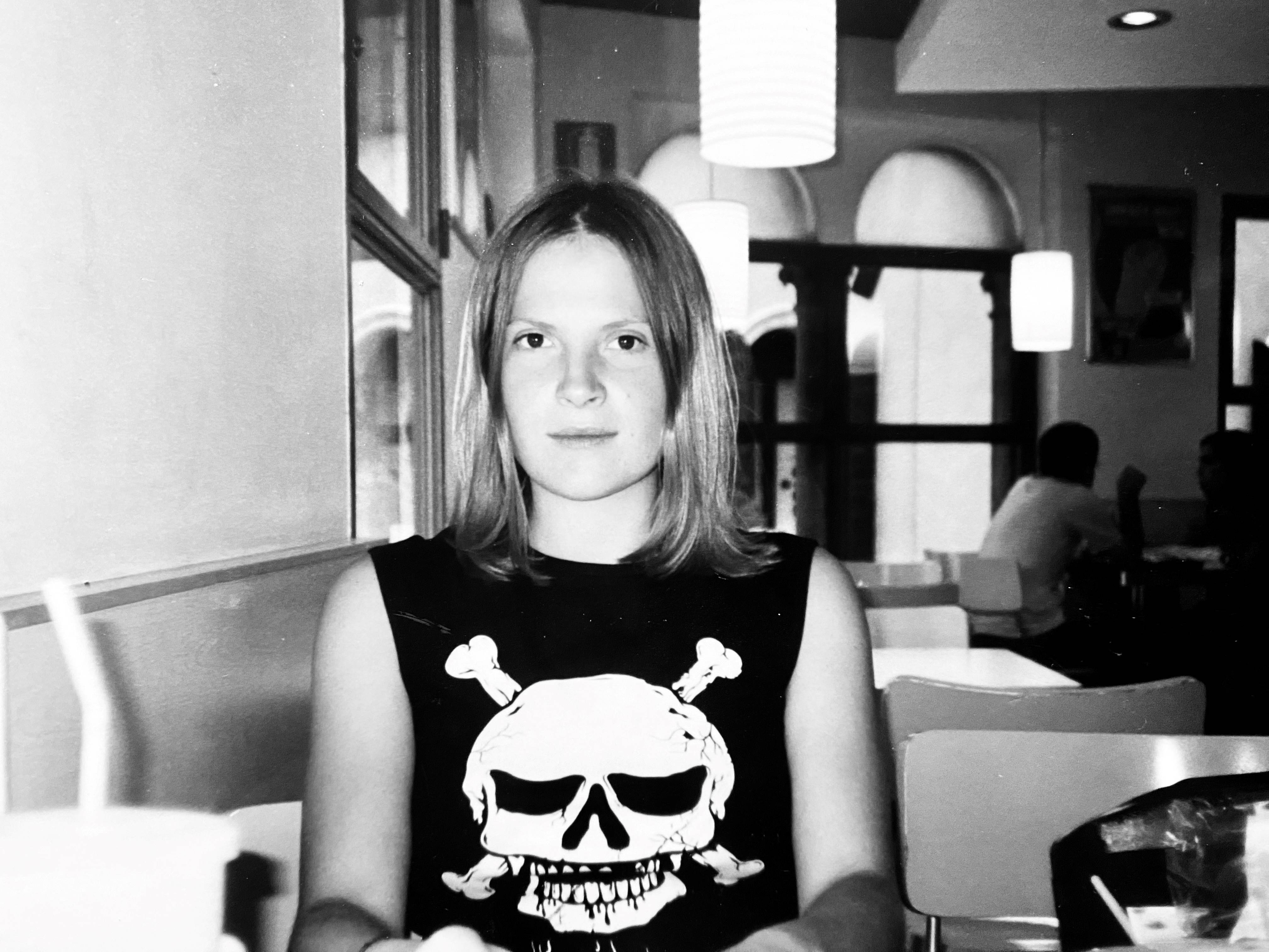 Schwarz-Weiß-Porträt der 18-jährigen Elisabeth Hager mit einem schwarzen Shirt mit weißem Totenkopf in einem Café in Innsbruck. Im Jahr 1999/2000.