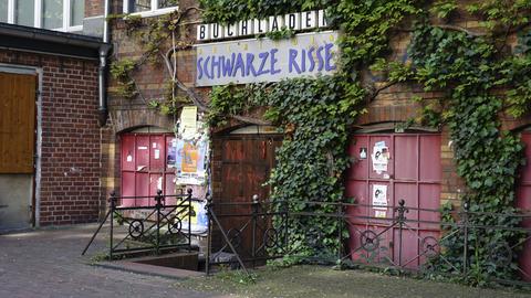 Blick auf den Buchladen "Schwarze Risse" in Berlin Kreuzberg, aufgenommen im Mai 2016 Blick auf den Buchladen "Schwarze Risse" in Berlin Kreuzberg, aufgenommen im Mai 2016