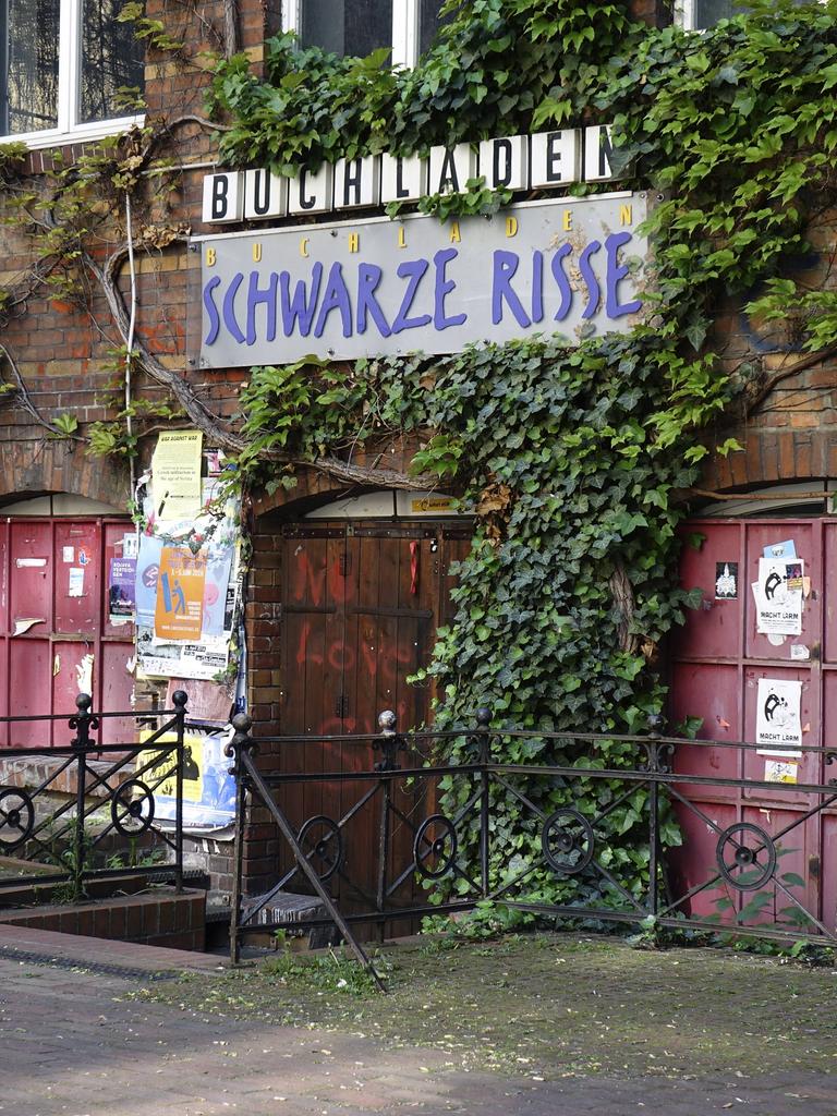 Blick auf den Buchladen "Schwarze Risse" in Berlin Kreuzberg, aufgenommen im Mai 2016