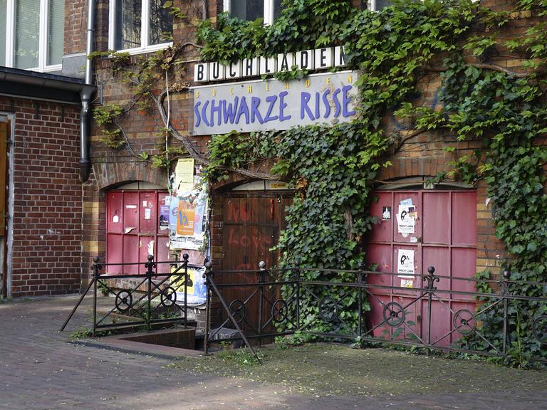 Blick auf den Buchladen "Schwarze Risse" in Berlin Kreuzberg, aufgenommen im Mai 2016 Blick auf den Buchladen "Schwarze Risse" in Berlin Kreuzberg, aufgenommen im Mai 2016