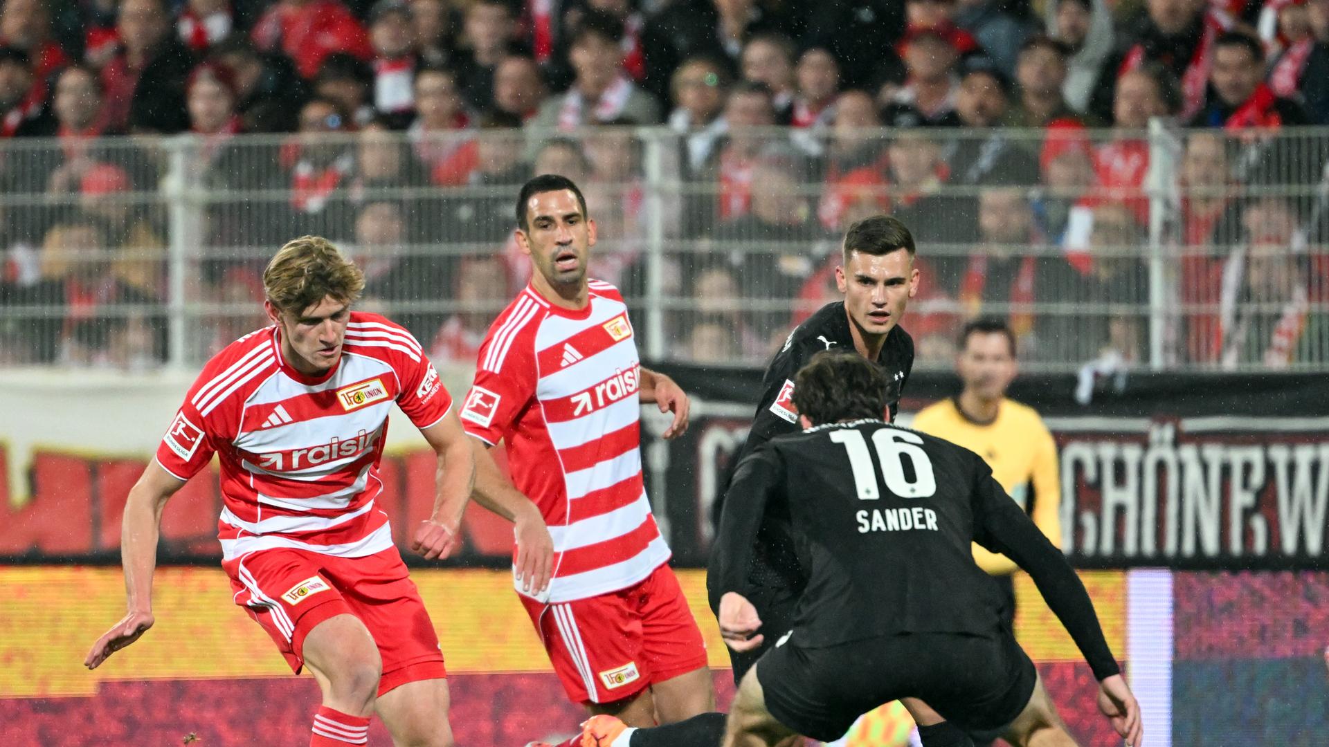 Aljoscha Kemlein von Union Berlin setzt sich gegen Philipp Sander von Borussia Mönchengladbach durch. Neben Kemlein steht sein teamkollege Rani Khedira.