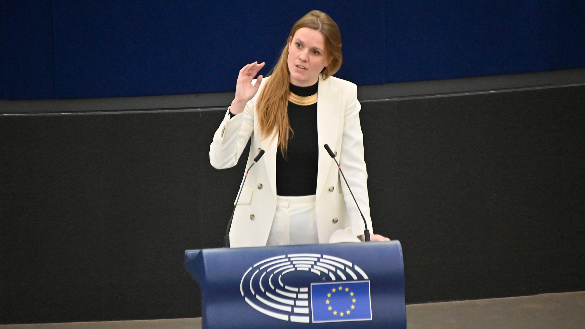 Das Foto zeigt die EU-Grünen-Abgeordnete Terry Reintke. Sie steht vor einem Rednerpult im Parlament und hält eine Rede. Das Foto zeigt die EU-Grünen-Abgeordnete Terry Reintke. Sie steht vor einem Rednerpult im Parlament und hält eine Rede.