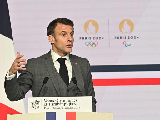 Frankreichs Präsident Macron steht gestikulierend an einem Rednerpult.