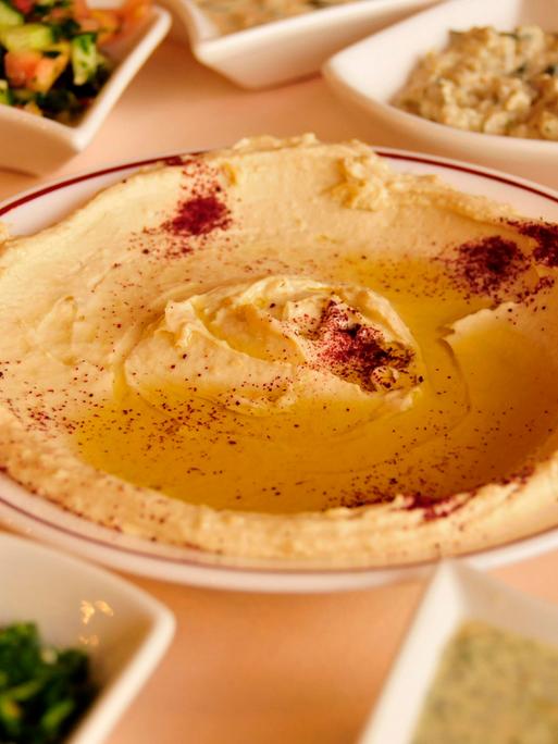 Hummus und andere Vorspeisen in einem Restaurant in Jerusalem