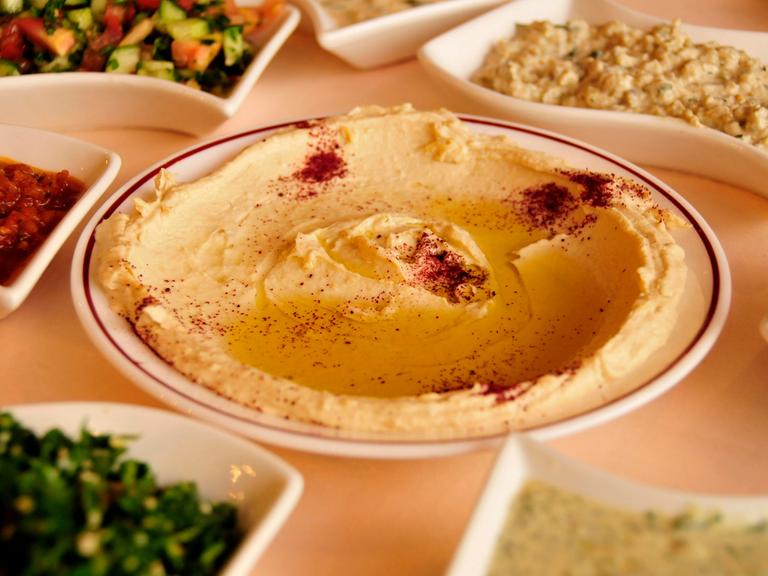 Hummus und andere Vorspeisen in einem Restaurant in Jerusalem