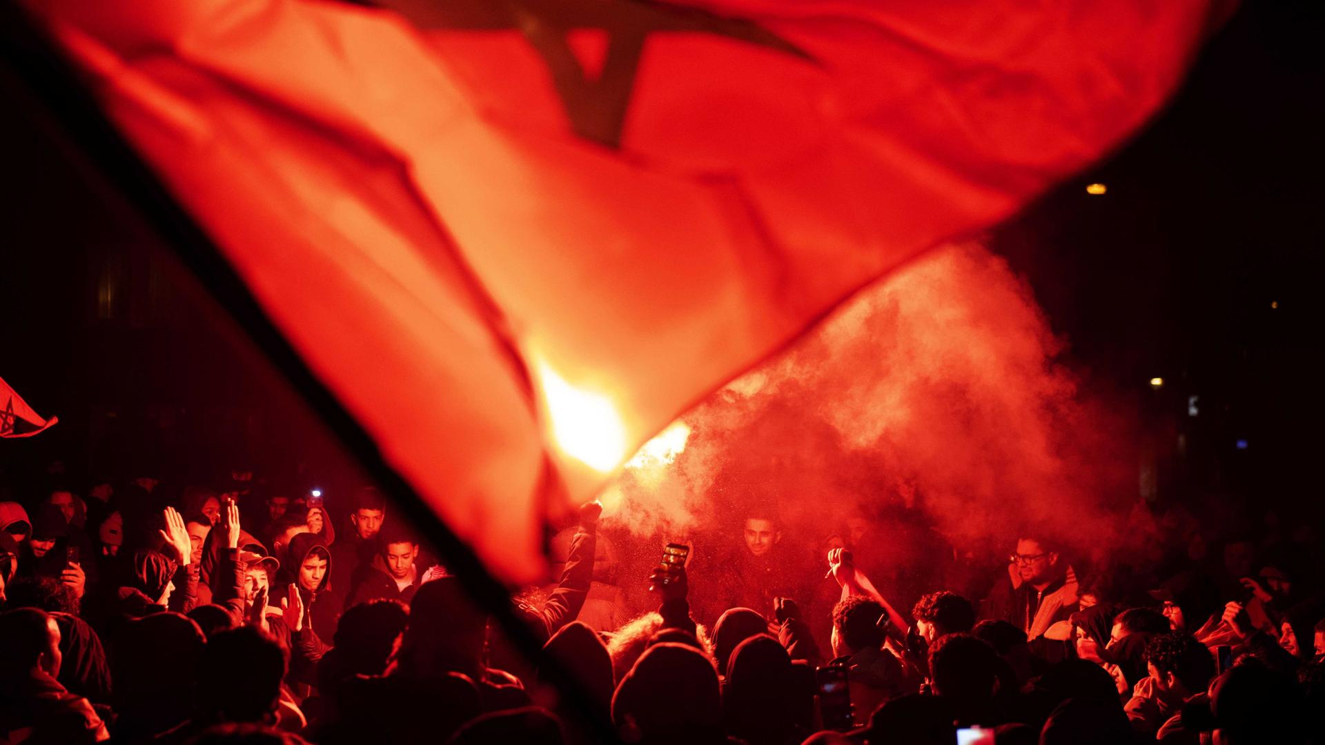 Marokkanische Fußballfans mit Flaggen rund um das WM-Spiel gegen Portugal