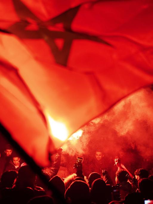 Marokkanische Fußballfans mit Flaggen rund um das WM-Spiel gegen Portugal