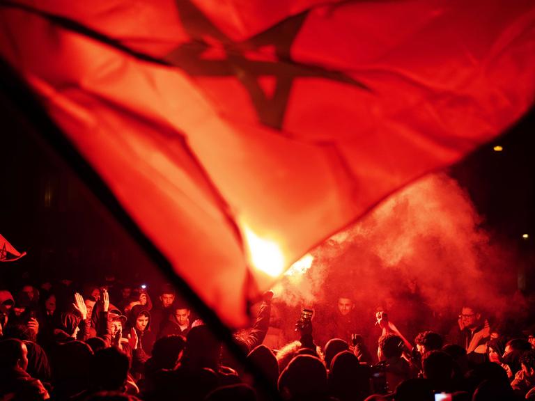 Marokkanische Fußballfans mit Flaggen rund um das WM-Spiel gegen Portugal