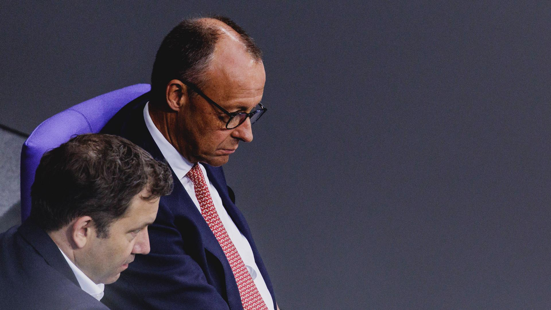 Bundeskanzler Friedrich Merz (rechts) mit Bundesfunanzminister Lars Klingbeil im Bundestag. 