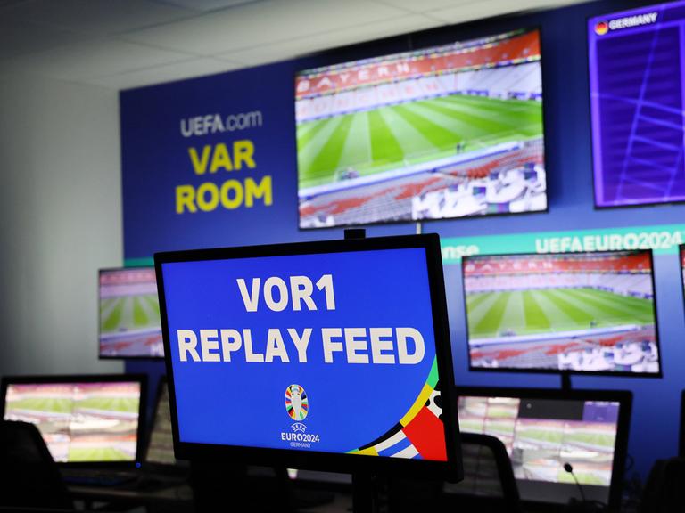 Zu sehen sind zehn Bildschirme, die als Bildschirmschoner das EURO 2024-Logo zeigen.  