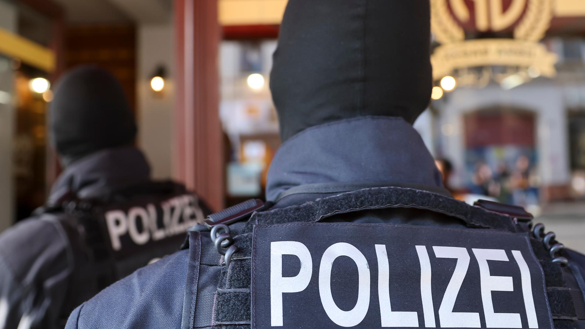 Polizeibeamte in Sachsen führen eine Razzia durch.