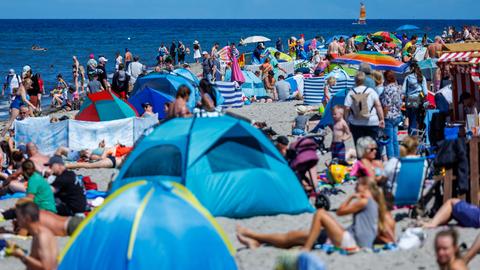 Überfüllter Sandstrand an der Ostseeküste.