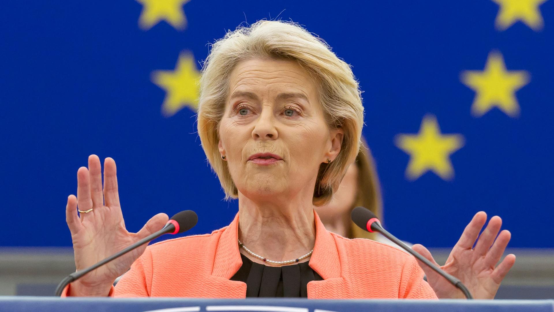 Von der Leyen hält eine Rede während einer Plenarsitzung im Europäischen Parlament. Sie gestikuliert dabei. 