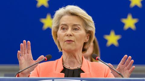 Von der Leyen hält eine Rede während einer Plenarsitzung im Europäischen Parlament. Sie gestikuliert dabei. 
