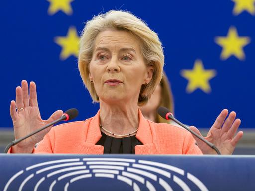 Von der Leyen hält eine Rede während einer Plenarsitzung im Europäischen Parlament. Sie gestikuliert dabei. 