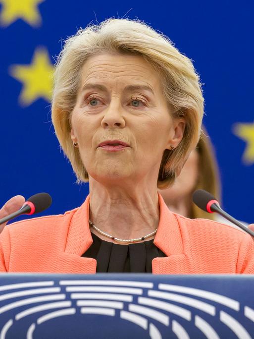 Von der Leyen hält eine Rede während einer Plenarsitzung im Europäischen Parlament. Sie gestikuliert dabei. 