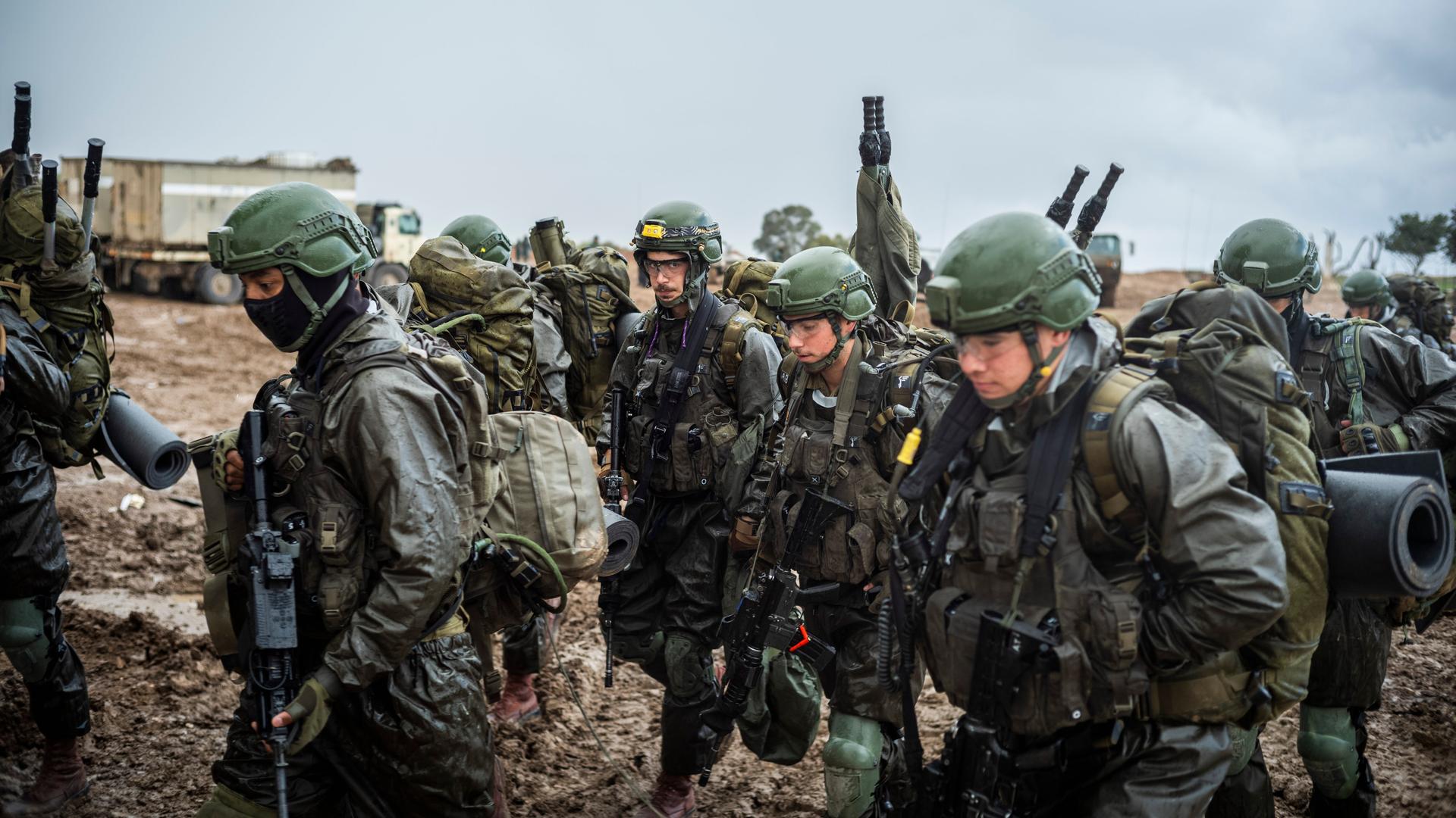 Israelische Soldaten begeben sich zu einem Sammelpunkt nahe der Grenze zum Gazastreifen.