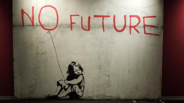 An eine Betonwand ist in schwarz die Silhouette eines Mädchens gezeichnet. In Rot steht darüber "No Future", sodass das O wie ein Luftballon über dem Mädchen schwebt.