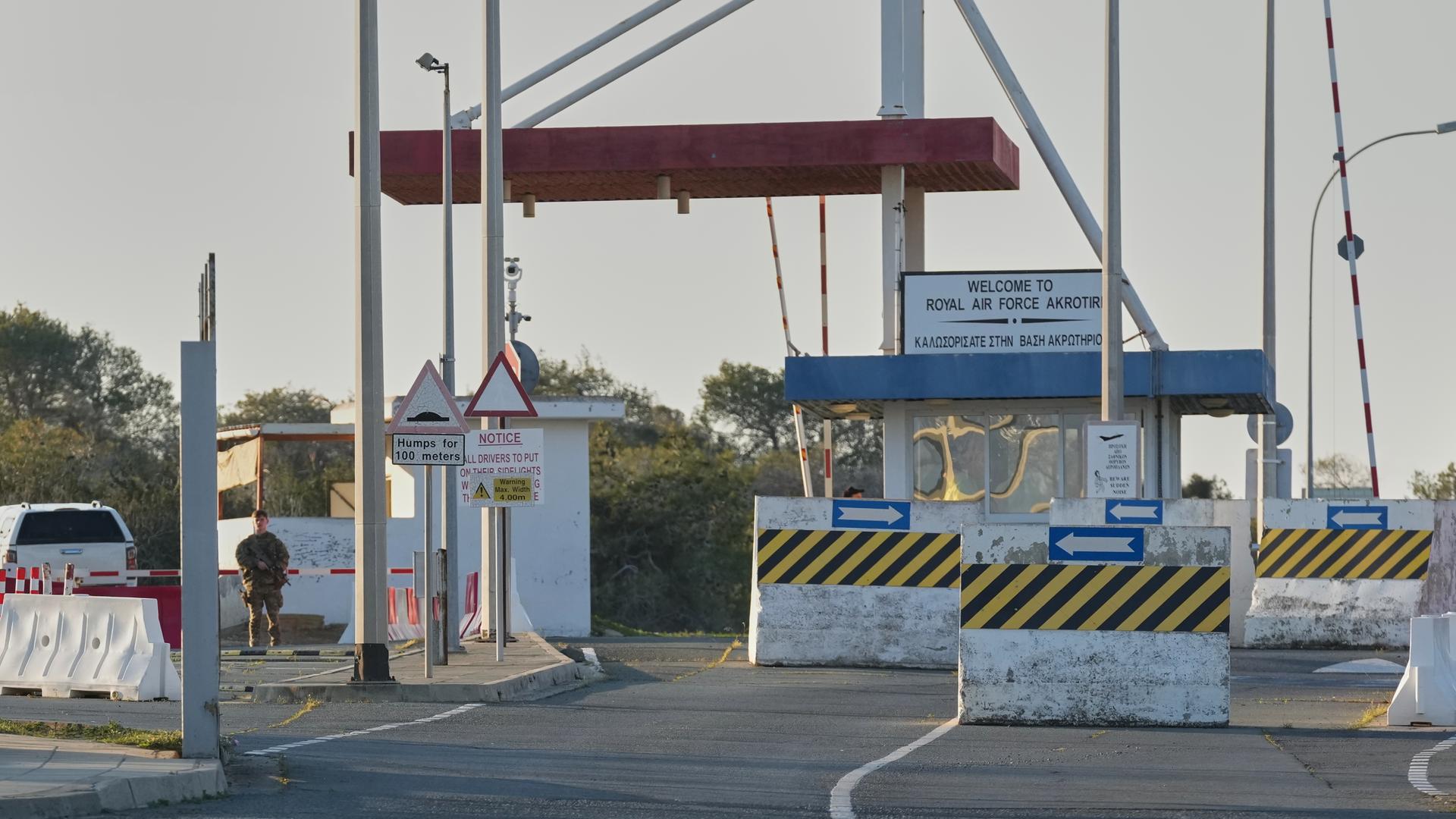 Ein britischer Soldat steht am Haupttor des britischen RAF-Stützpunkts Akrotiri Wache. Ein britischer Soldat steht am Haupttor des britischen RAF-Stützpunkts Akrotiri Wache.