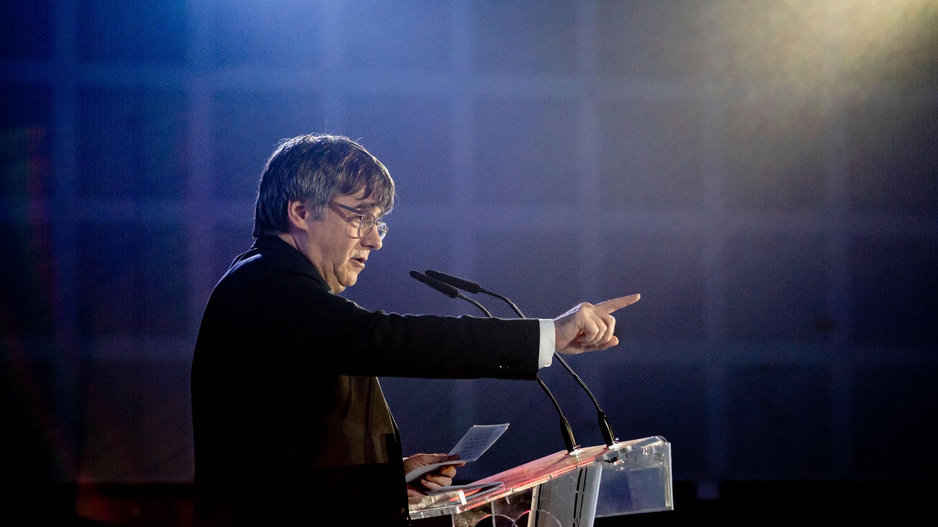 Der ehemalige katalanische Präsident Carles Puigdemont hält eine Rede während einer Kundgebung in Argeliers de Marenda (Frankreich) vor den katalanischen Regionalwahlen, die am 12. Mai stattfinden werden. 