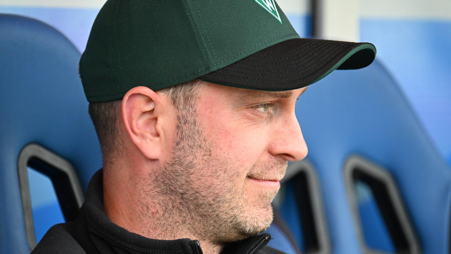 Fußball-Trainer Ole Werner sitzt auf der Trainerbank und schaut zur Seite. Fußball-Trainer Ole Werner sitzt auf der Trainerbank und schaut zur Seite.