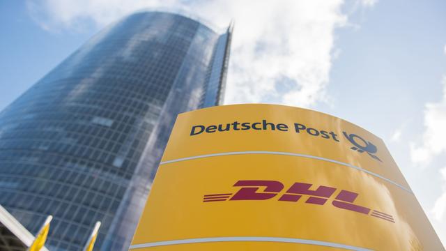 Nordrhein-Westfalen, Bonn: Ein Schild mit dem Logo der Deutschen Post und von DHL steht an der Zentrale des Logistikonzerns. Die bundeseigene Bankengruppe KfW hat am Dienstag mit dem Verkauf von 50 Millionen Aktien der Deutschen Post AG aus ihrem Bestand begonnen.