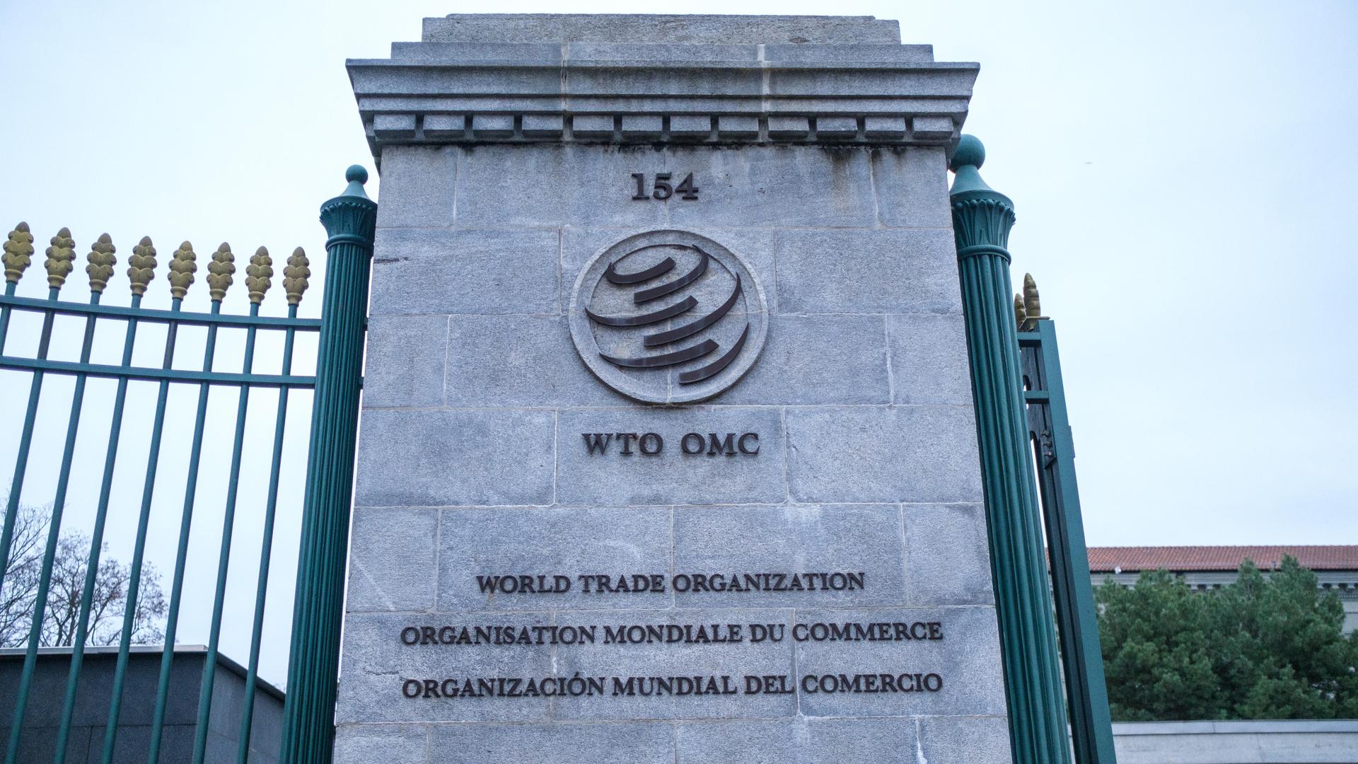 Am Eingang des Hauptsitzes der WTO steht unter dem Logo World Trade Organization in englisch, französisch und spanisch.