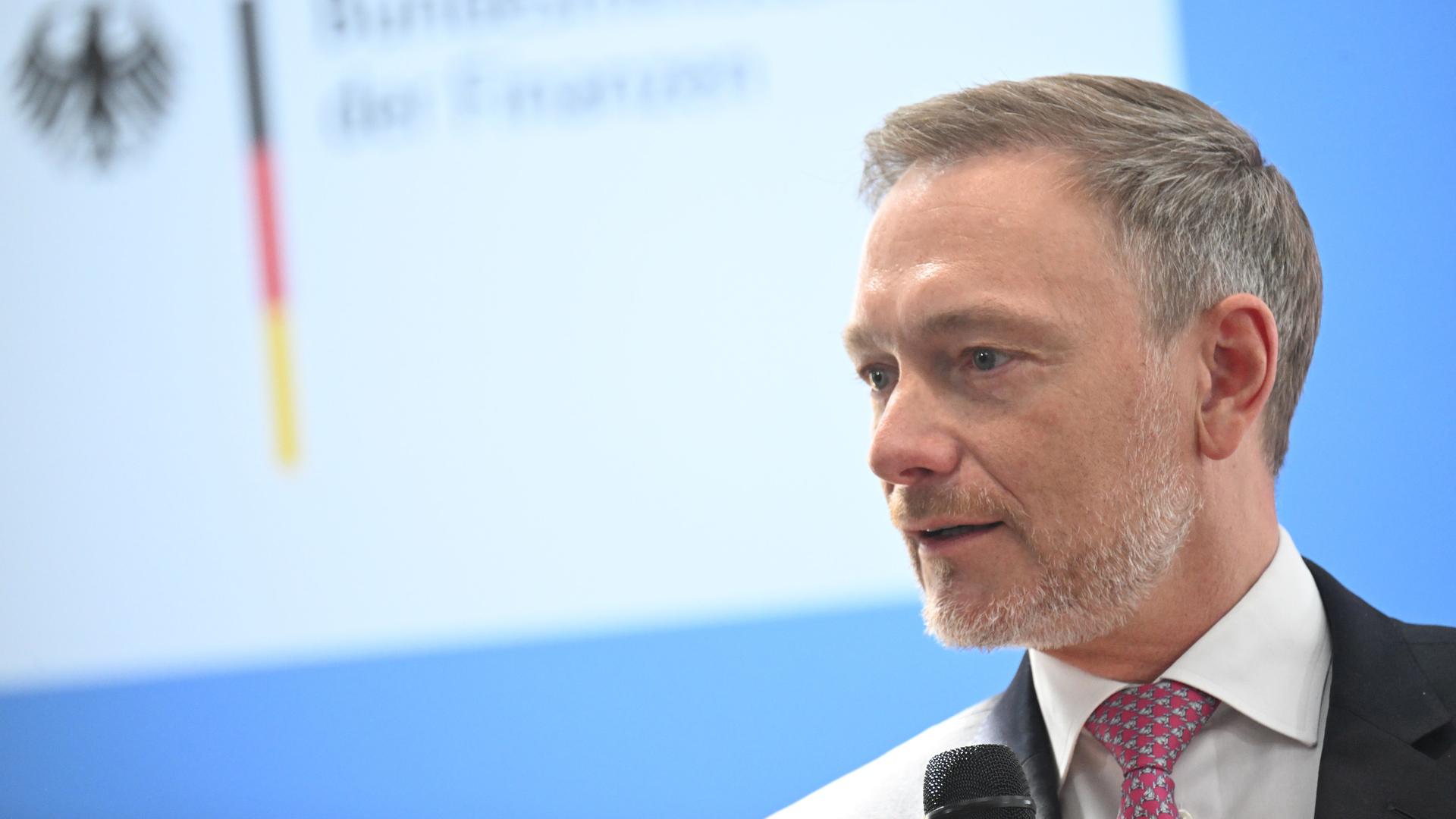 Christian Lindner (FDP), Bundesfinanzminister, spricht beim Bürgerdialog.