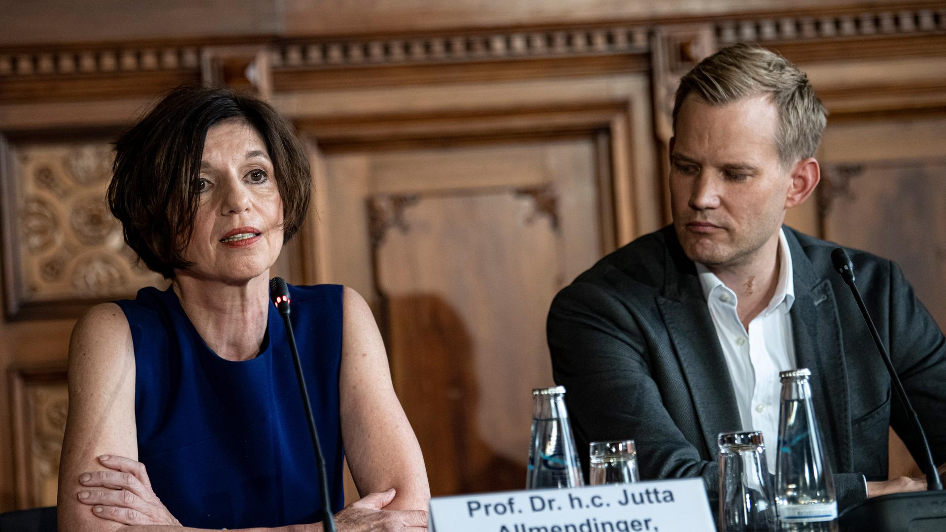 Jutta Allmendinger, Soziologin, und Hendrik Streeck, Virologe, nehmen an einer Pressekonferenz des Sachverständigenausschuss zur Evaluation des Infektionsschutzgesetzes (IfSG) teil